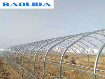 El arco instala tubos el invernadero comercial reforzado de la película de polietileno