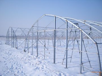 El arco instala tubos el invernadero comercial reforzado de la película de polietileno