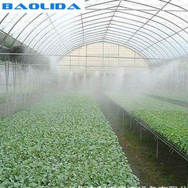 Plantas agrícolas de la granja que crecen el sistema de irrigación automático del invernadero