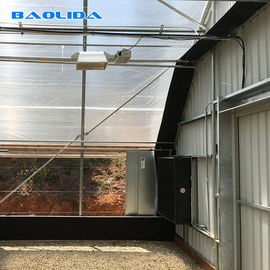 Invernadero automatizado del apagón del sistema de irrigación con el tubo del rectángulo